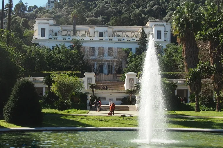 Le Musée national des beaux-arts surplombe une fontaine lumineuse.