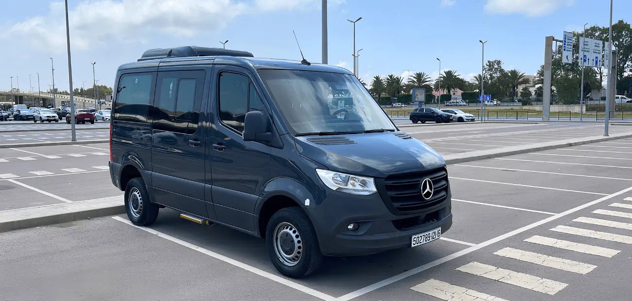 VISTA FRONTAL IZQUIERDA DE LA FURGONETA MERCEDES SPRINTER