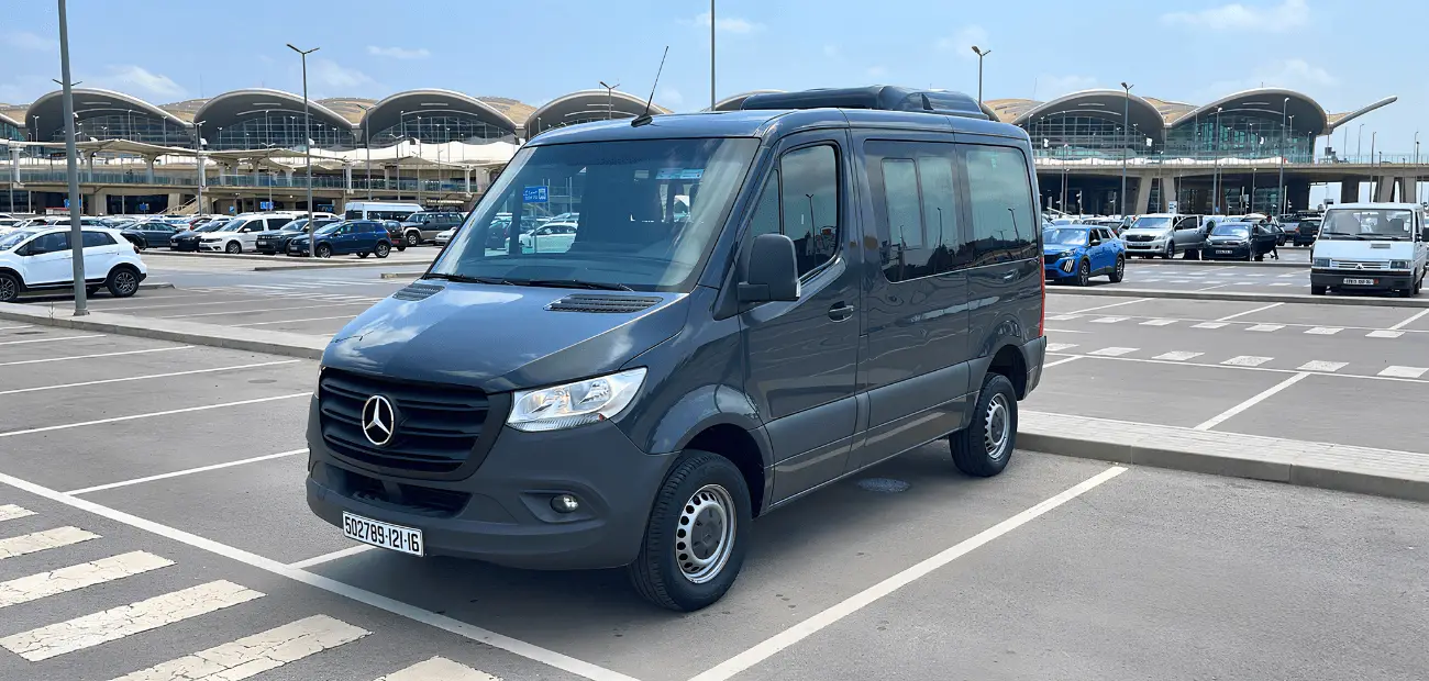 VISTA FRONTAL DERECHA DE LA FURGONETA MERCEDES SPRINTER