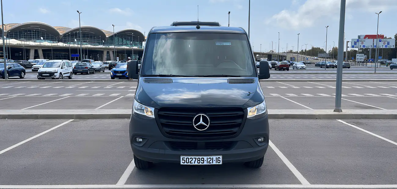 VISTA FRONTAL DE LA FURGONETA MERCEDES SPRINTER