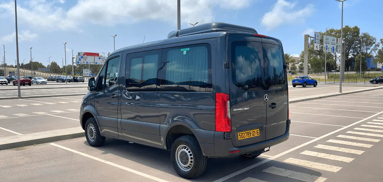 VISTA TRASERA IZQUIERDA DE LA FURGONETA MERCEDES SPRINTER