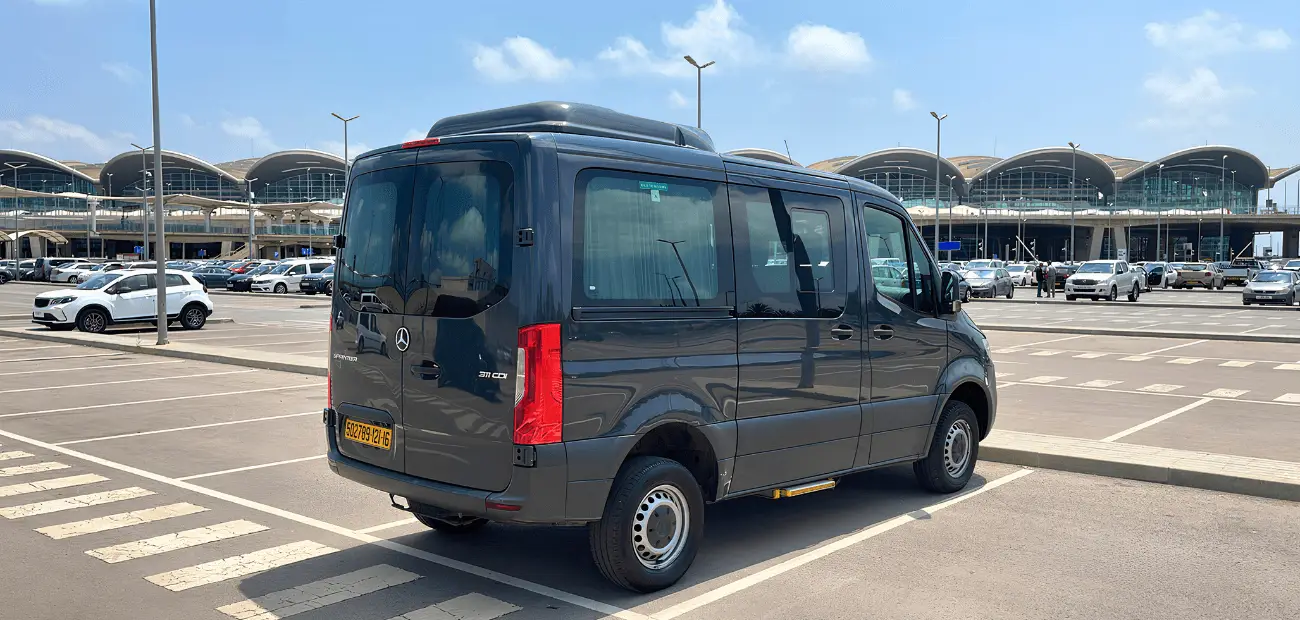VISTA TRASERA DERECHA DE LA FURGONETA MERCEDES SPRINTER