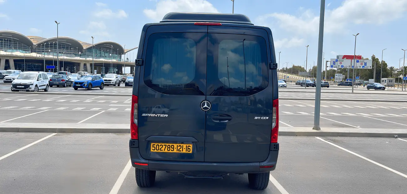 VISTA TRASERA DE LA FURGONETA MERCEDES SPRINTER