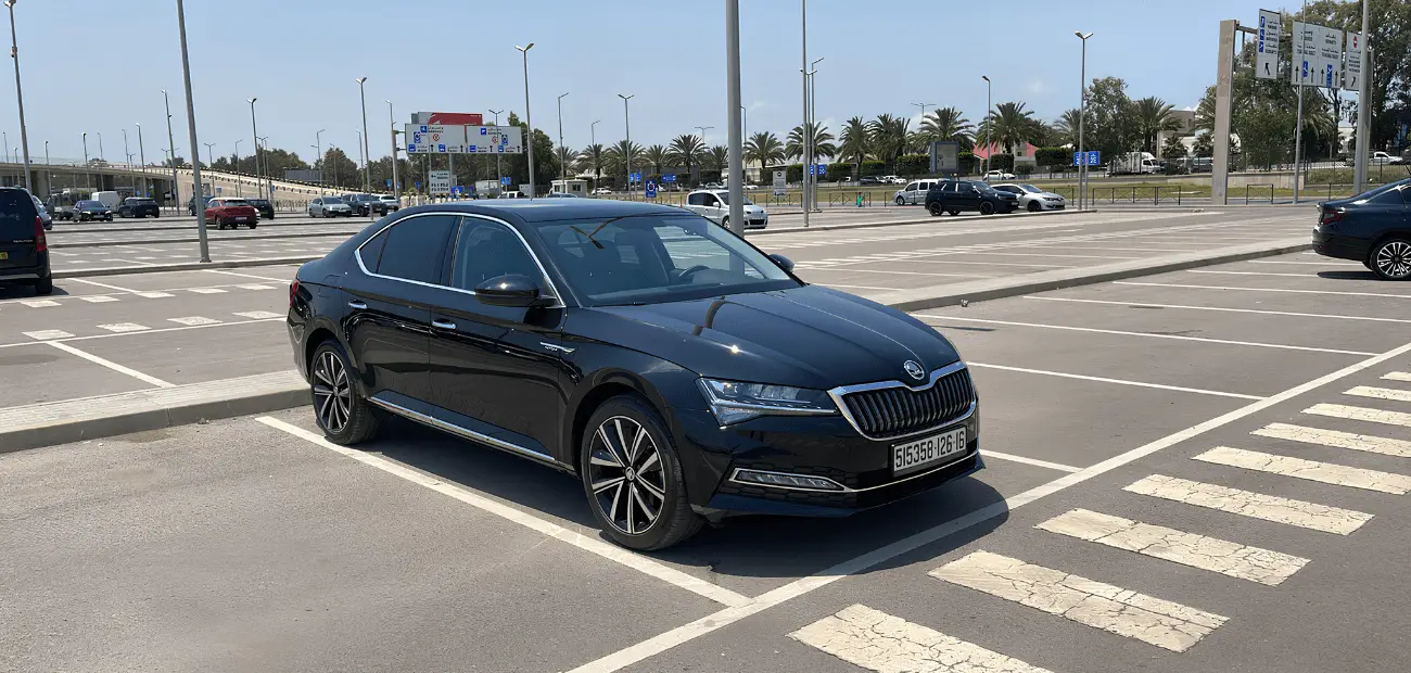 Vista frontal izquierda del Skoda Superb