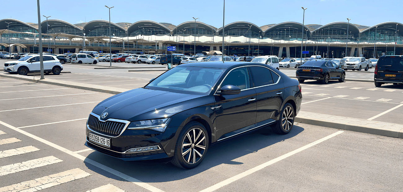 SKODA SUPERB FRONT RIGHT VIEW