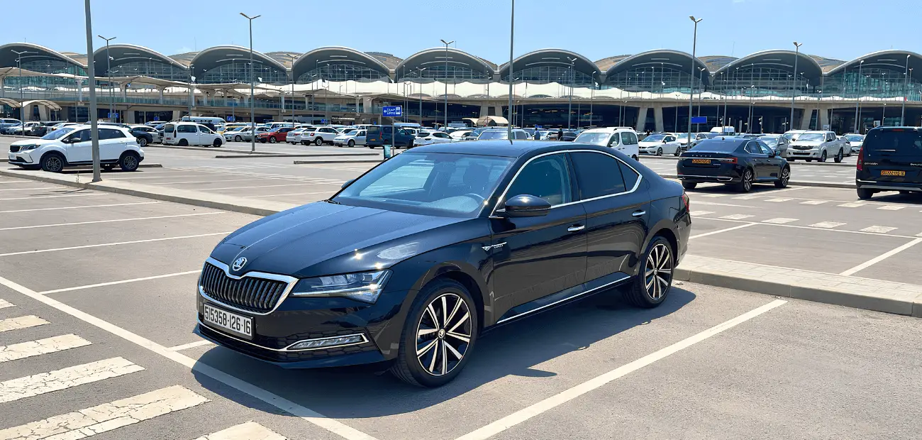 Vista frontal derecha del Skoda Superb