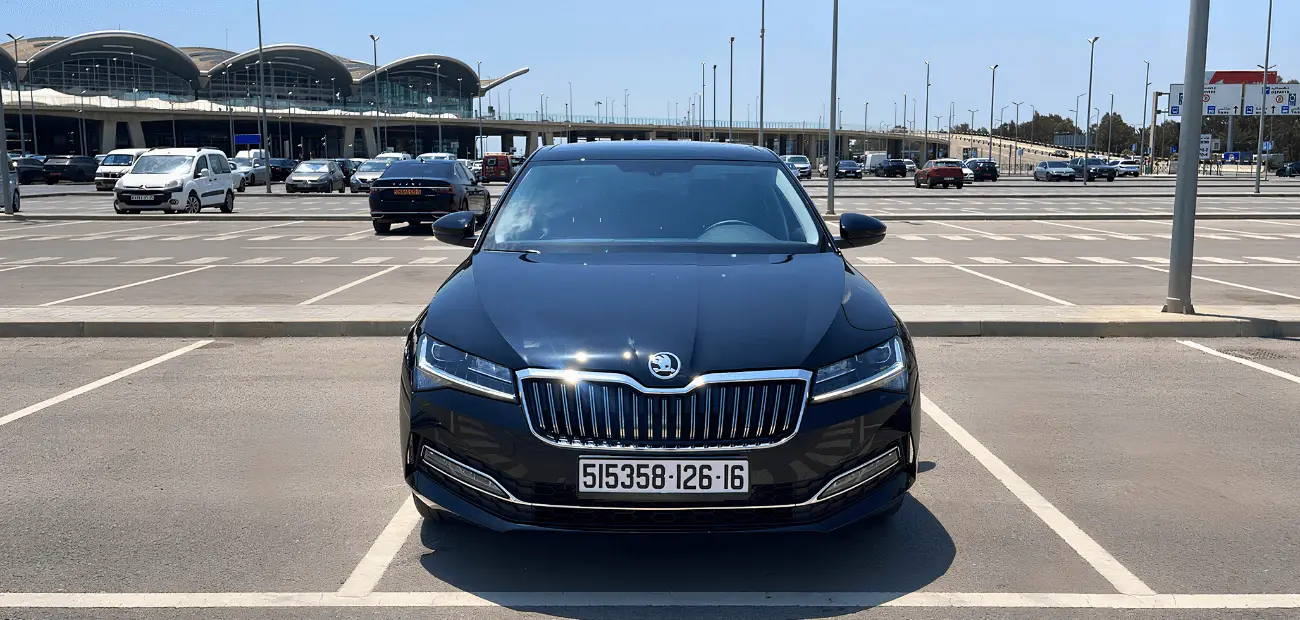 VISTA FRONTAL DEL SKODA SUPERB