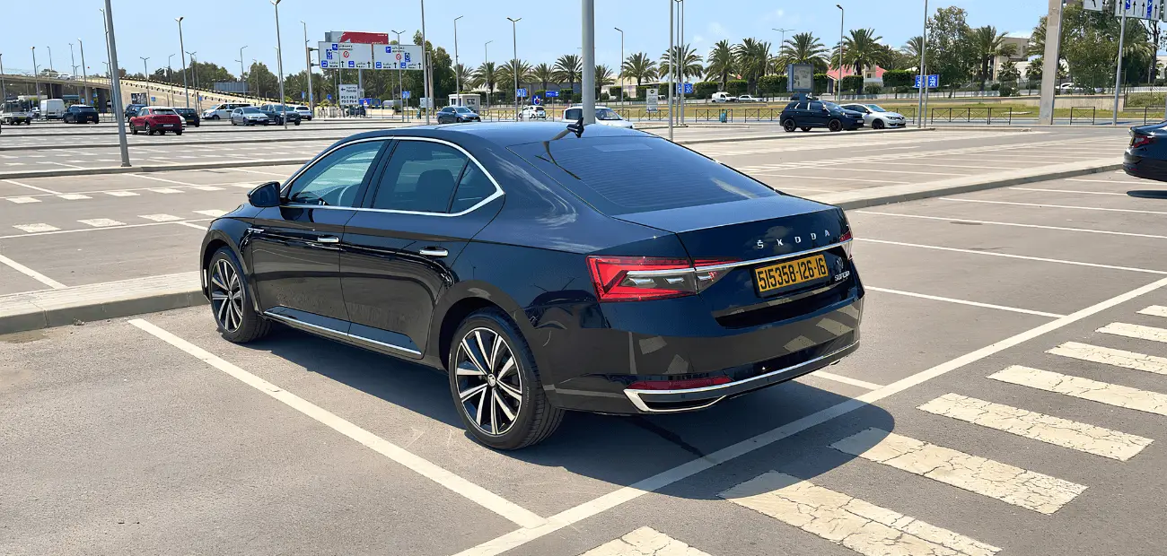 Vista trasera izquierda del Skoda Superb