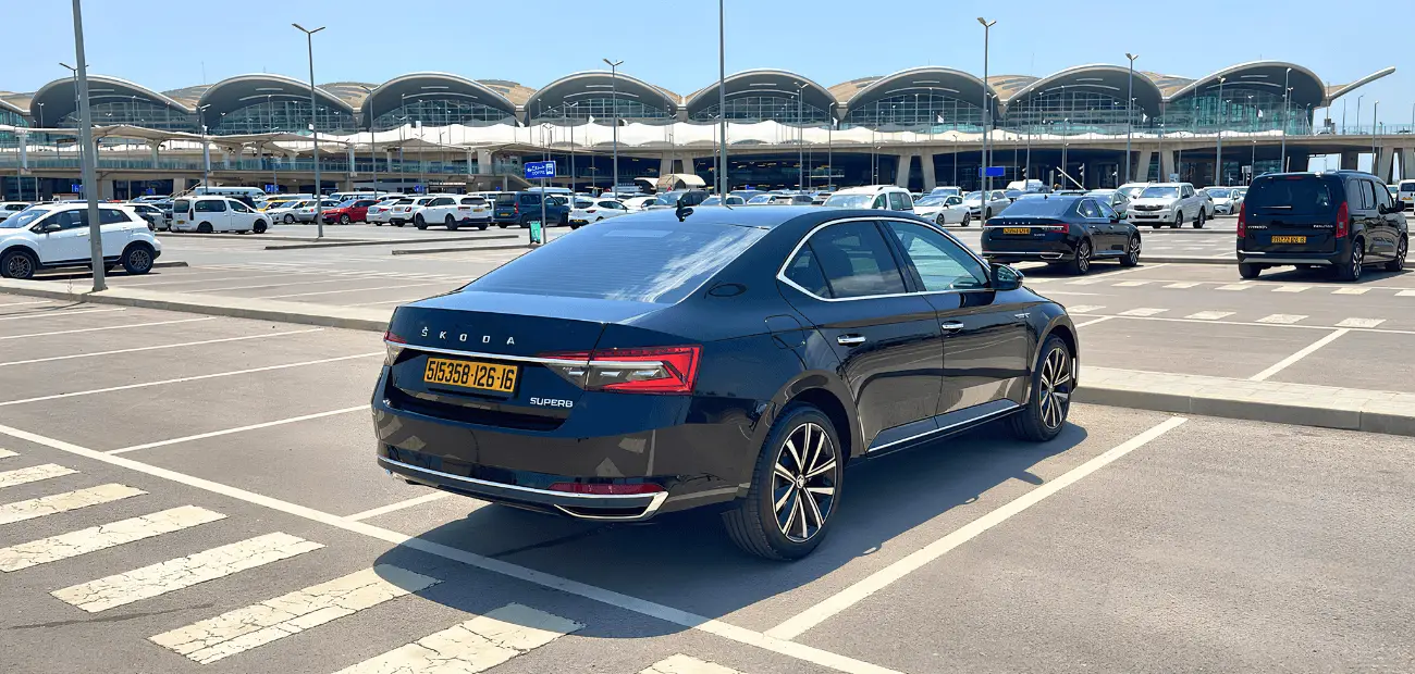 Vista trasera derecha del Skoda Superb