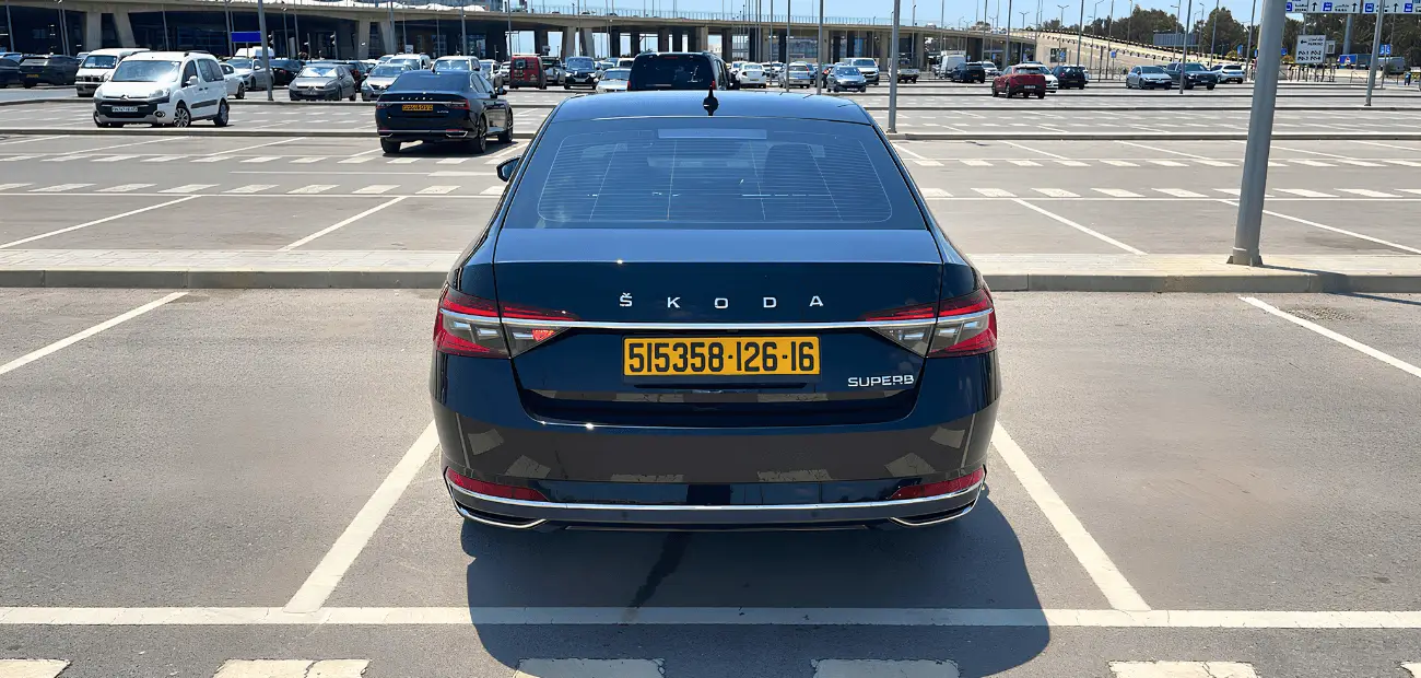 VISTA TRASERA DEL SKODA SUPERB